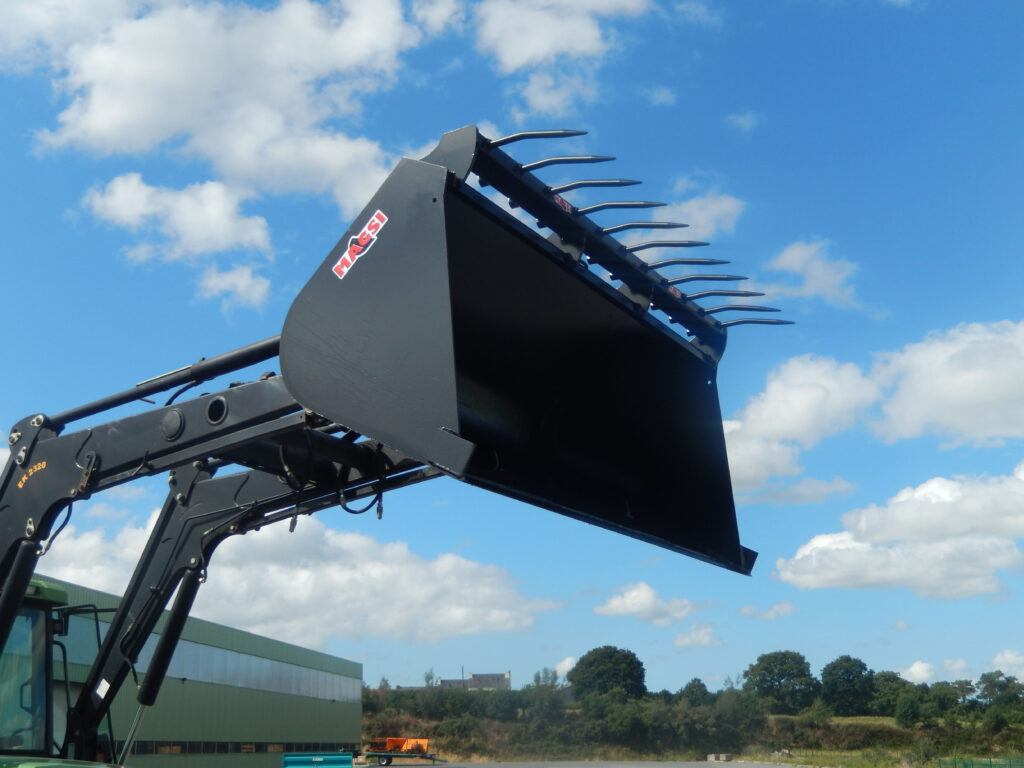 Bucket with fixed silage ramp
